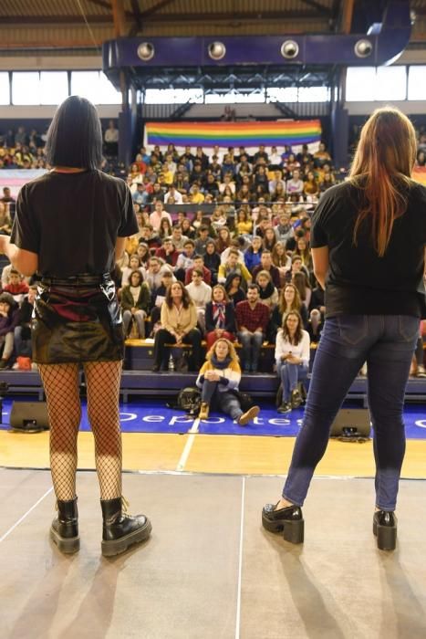 La diputada Carla Antonelli, con estudiantes de Secundaria en el Centro Insular de Deportes