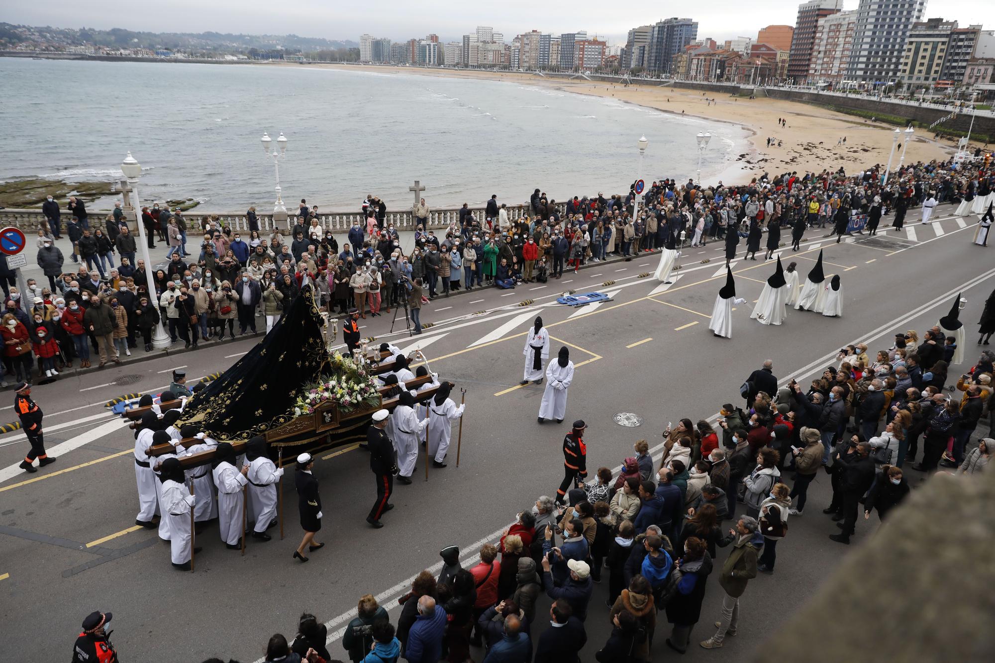 En imágenes: La procesión del Viernes Santo en Gijón