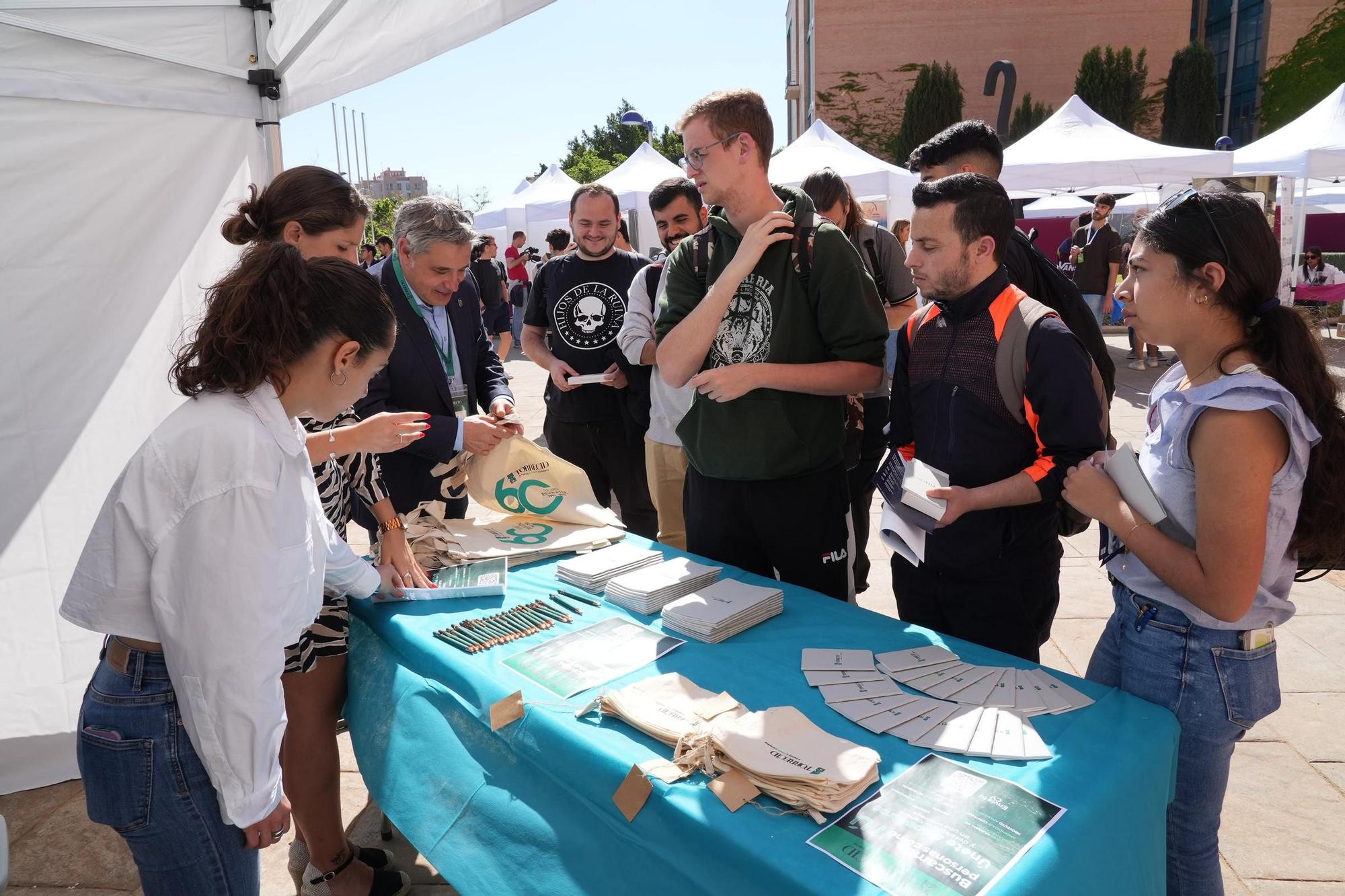 Más de mil universitarios aspiran a un empleo en la industria 5.0 de Castellón. Así ha sido la Feria de Empresas de la UJI.