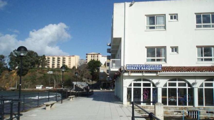 A la derecha, frente del hotel Maxi en el paseo marítimo de Santa Cruz. / i. r.