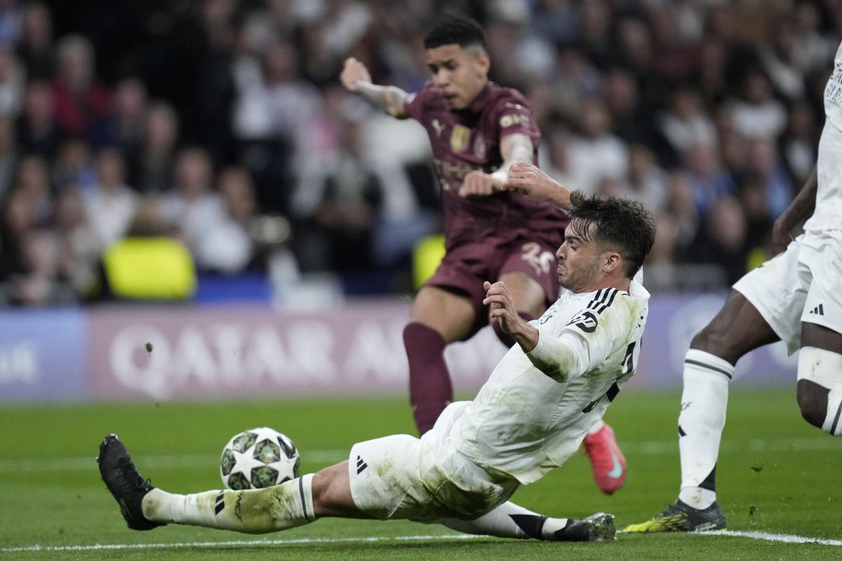 Raúl Asencio, jugador del Real Madrid, durante una acción en el partido contra el Manchester City.
