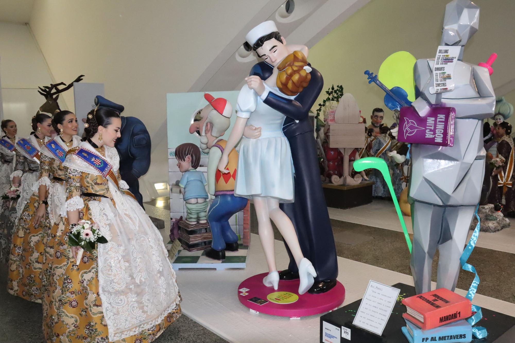 La comitiva oficial en la inauguración de la Exposición del Ninot