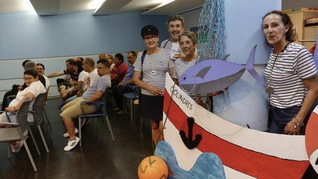 Usuarios de Rey Pelayo, en un taller de la Cofradía del Bonito de Colindres.