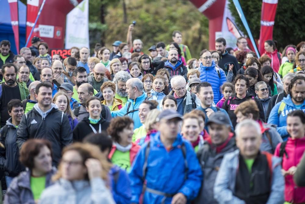 Más de medio millar de personas se citaron esta mañana en Coruxo para recorrer la zona quemada en octubre de 2017.