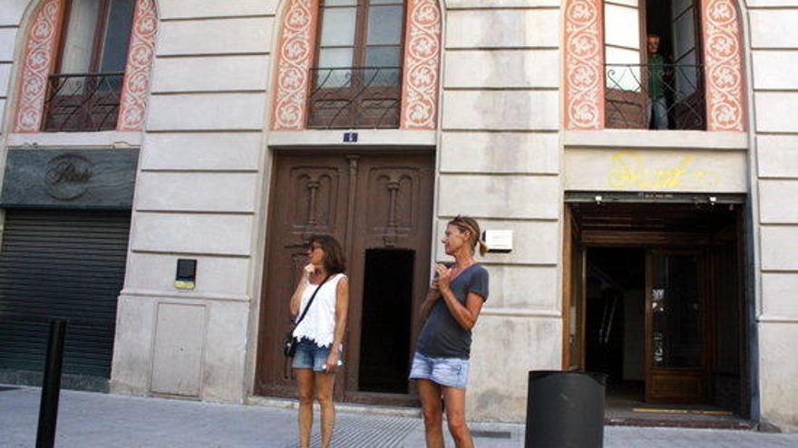 Dos turistes davant del número 6 del carrer Monturiol