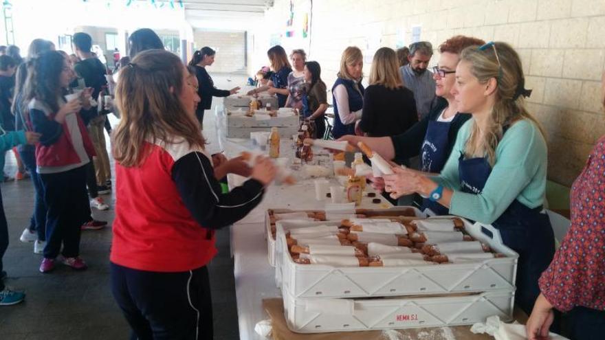 Las madres repartiendo el desayuno a los alumnos de los Salesianos San Vicente Ferrer