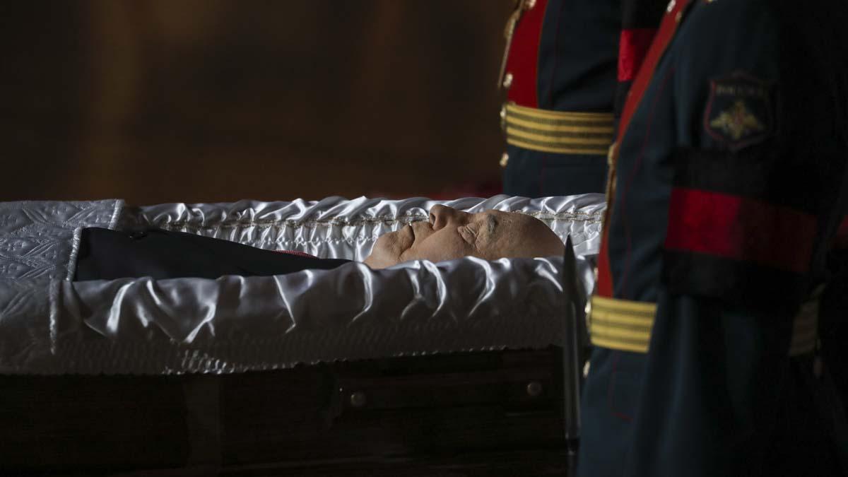 Guardias de honor rusos se encuentran cerca del féretro con el cuerpo del difunto expresidente soviético Mikhail Gorbachev, durante la ceremonia de despedida en el Salón de las Columnas de la Casa de los Sindicatos en Moscú, Rusia.