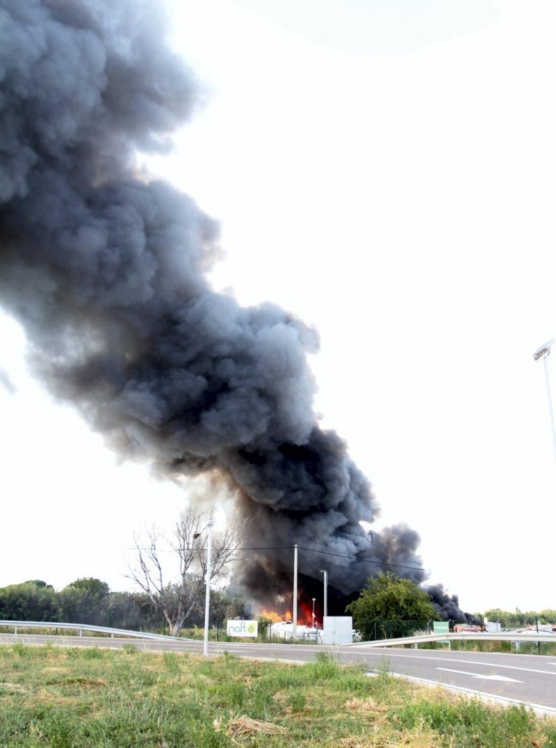 Incendio en un desguace en la Carretera del Aeropuerto
