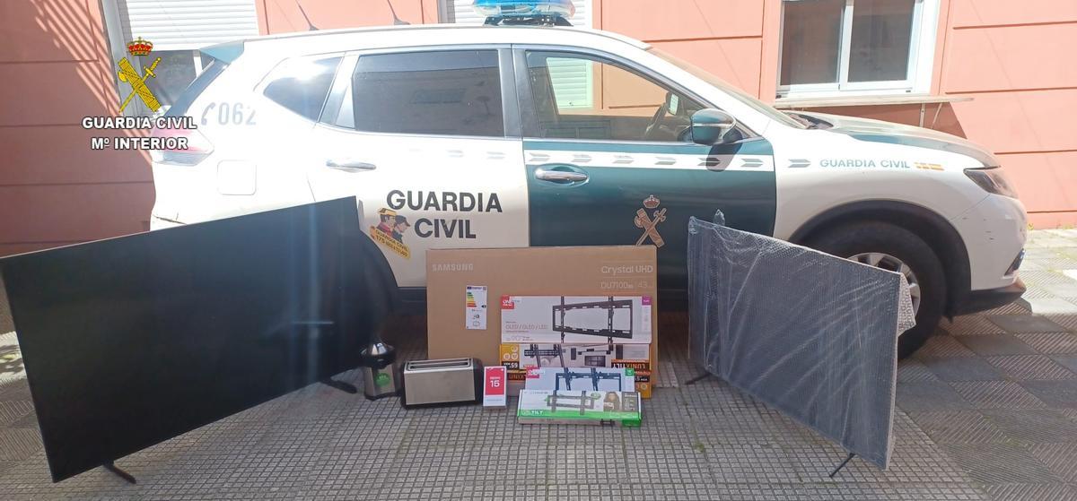 Material recuperado en el cuartel de Cangas.