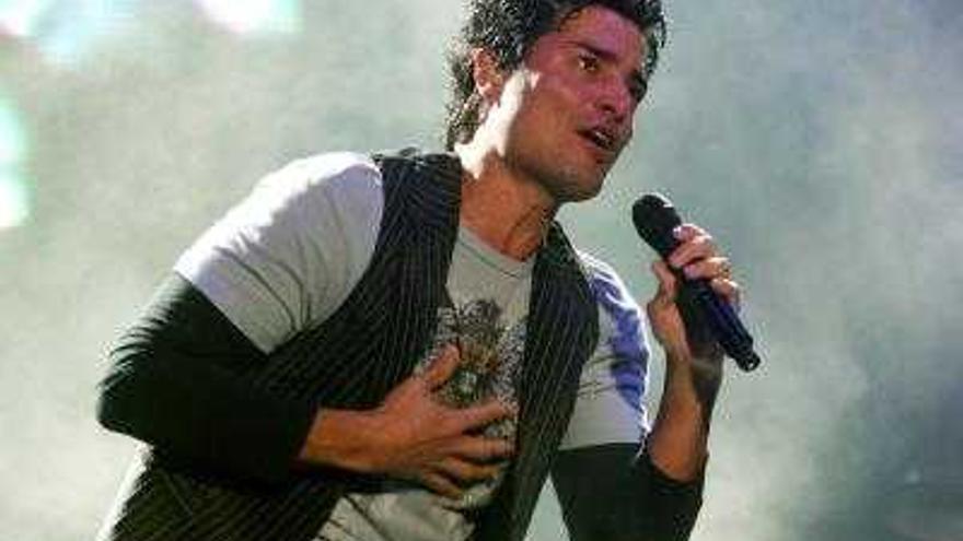 El cantante puertorriqueño Chayanne interpreta una canción durante el concierto en el estadio de River Plate de Buenos Aires, Argentina, ante una audiencia de 50 mil personas. Chayanne suspendió él mismo su presentación durante la cuarta canción, aludiendo no poder seguir y pidiendo a sus fans que se retiraran &quot;sin causar daños&quot; en el estadio.