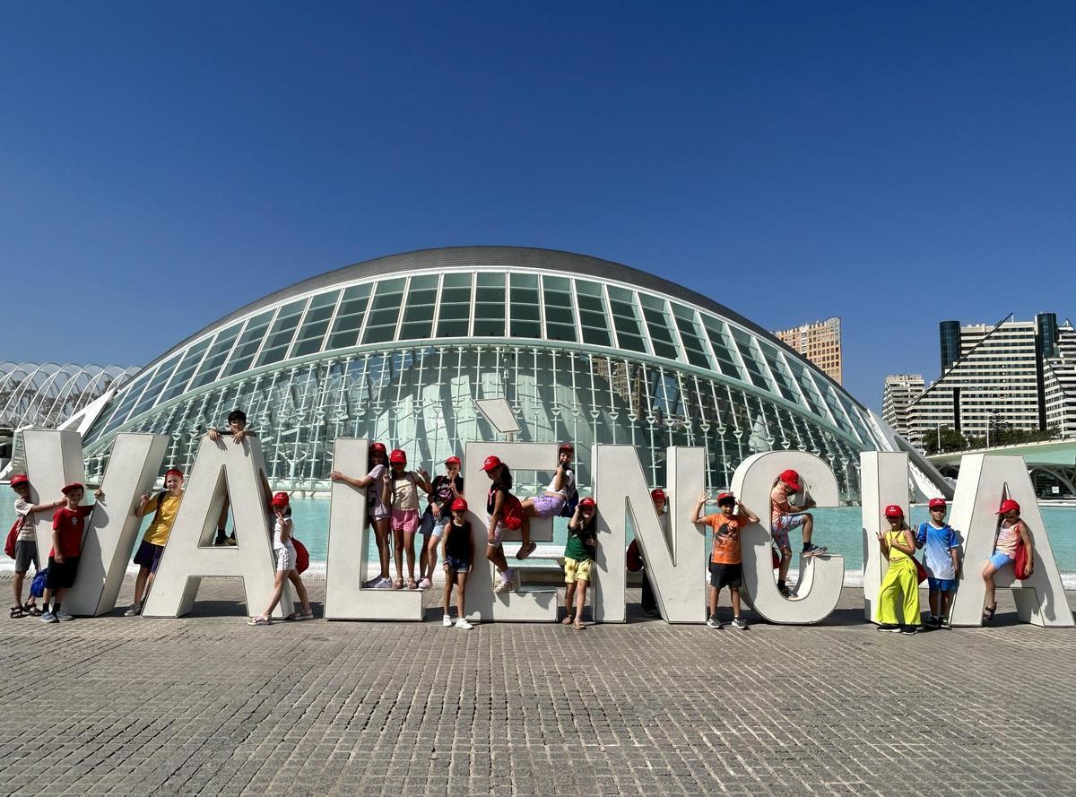 Los niños disfrutan de diversas  salidas semanales repletas de diversión.