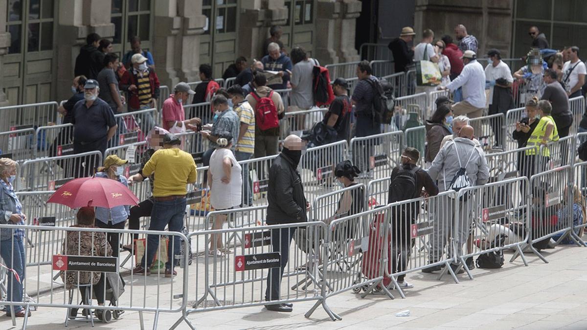 Larga cola ante la estación del Nord de Barcelona para el reparto de alimentos el pasado 16 de mayo, en pleno confinamiento