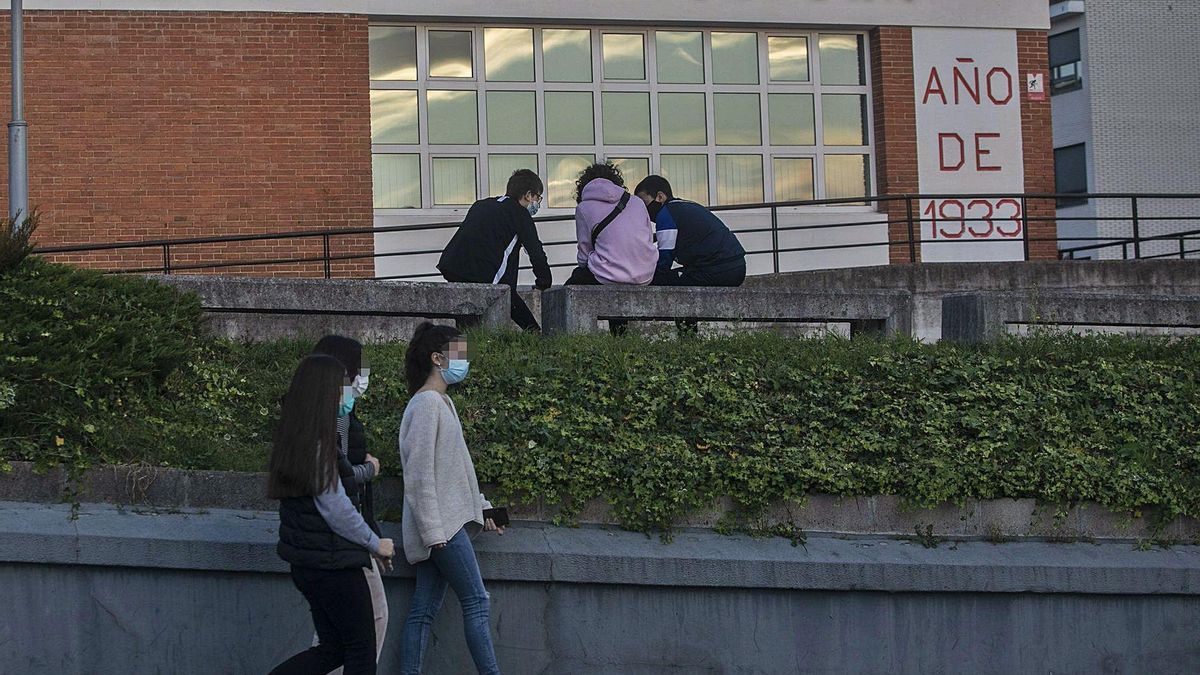 Jóvenes en la zona de la Casa de Cultura de Noreña, el pasado sábado por la tarde. | Miki López