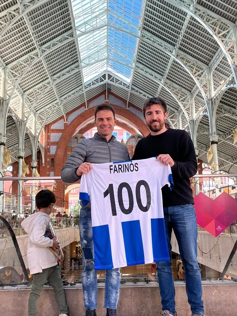 Farinós posa en el Mercado Central de València con el periodista Ramón Pérez, integrante de la comisión del Centenario.