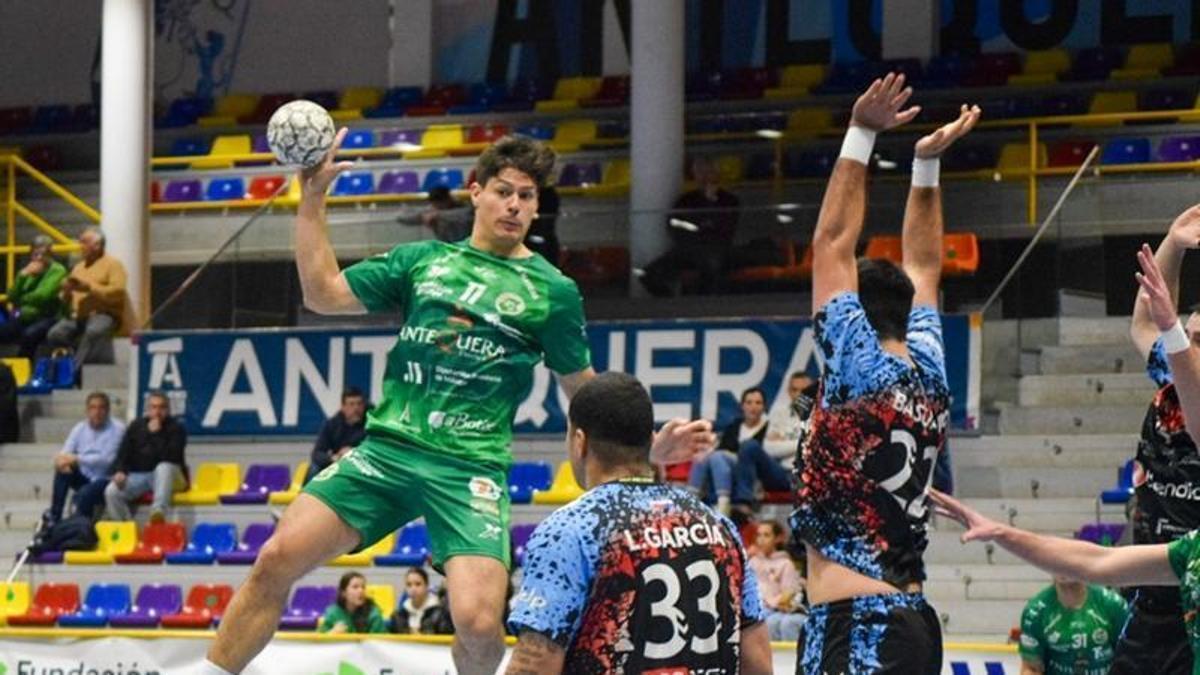 Imagen de un partido anterior del Club Balonmano Los Dólmenes Antequera.