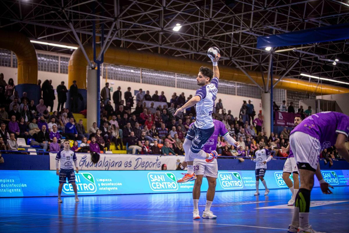 El extremo del Frigoríficos Arnau Fernández en una acción de lanzamiento en el partido de ayer ante el Guadalajara, que terminó con victoria del Cangas (30-32).