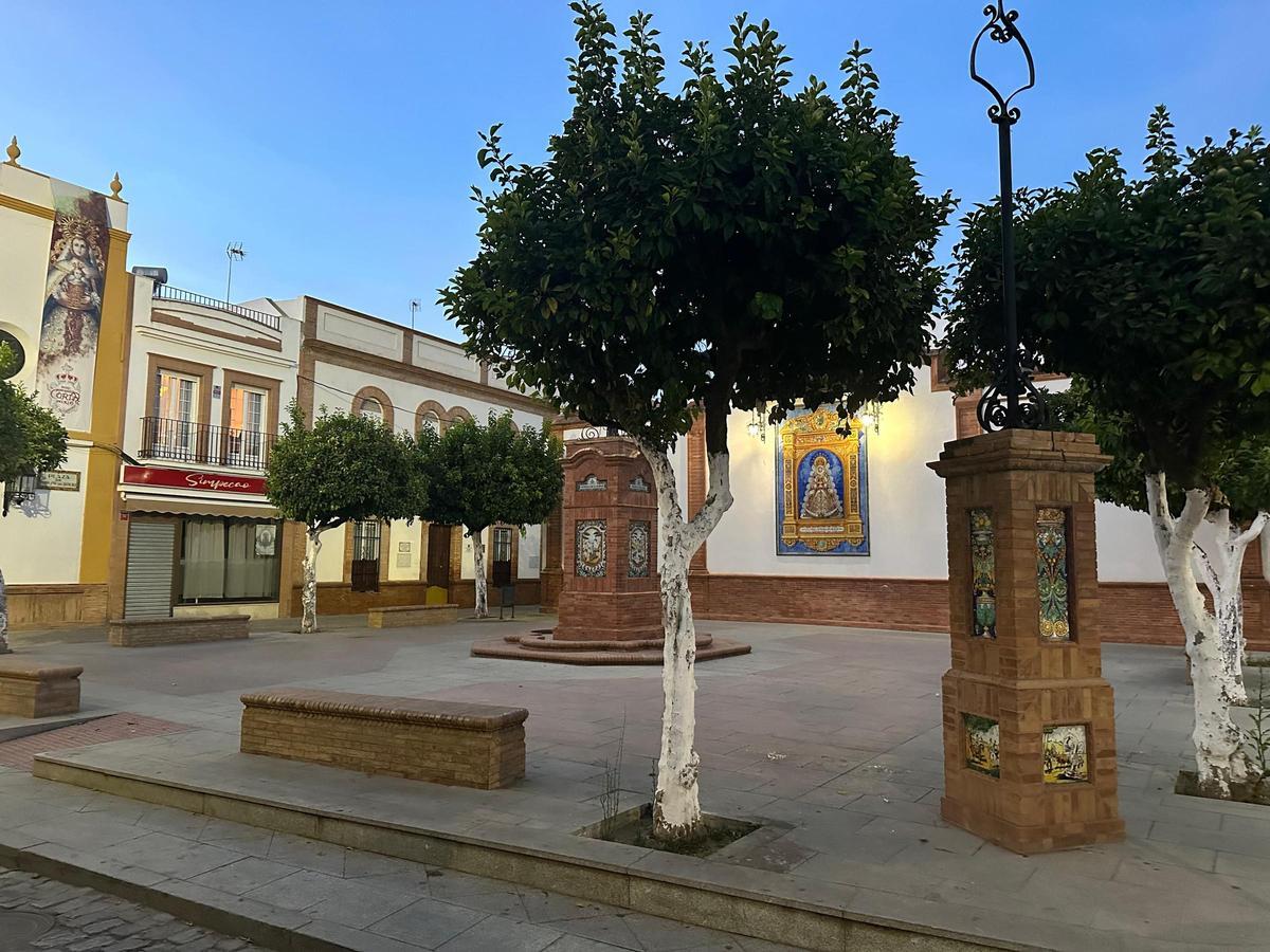 Fotografía de este lunes 26 de agosto de la Plaza de Nuestra Señora del Rocío vacía, en Coria del Río.