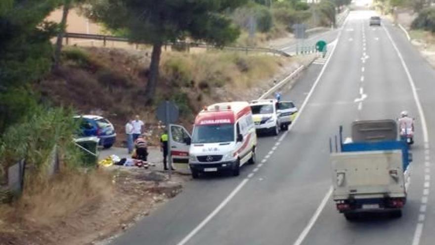 El ciclista herido, en el suelo y atendido por los sanitarios.