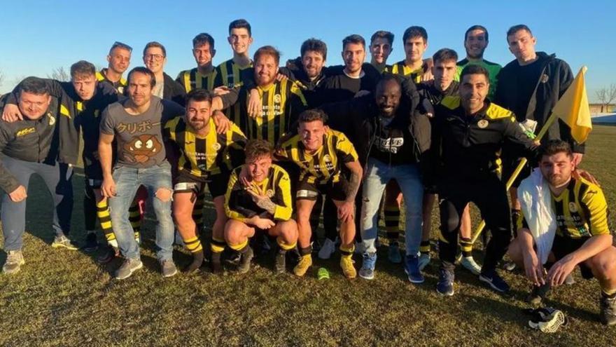 Los jugadores del Moraleja celebran su triunfo. | Cedida