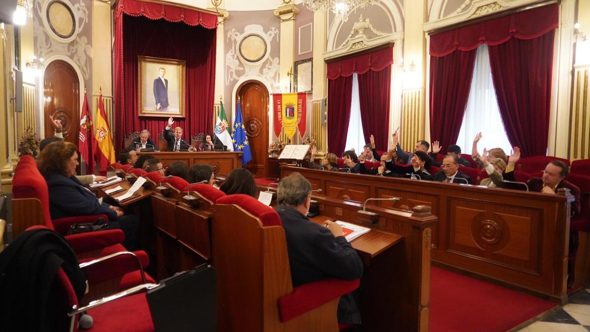 Momento de la votación de uno de los puntos del pleno extraordinario