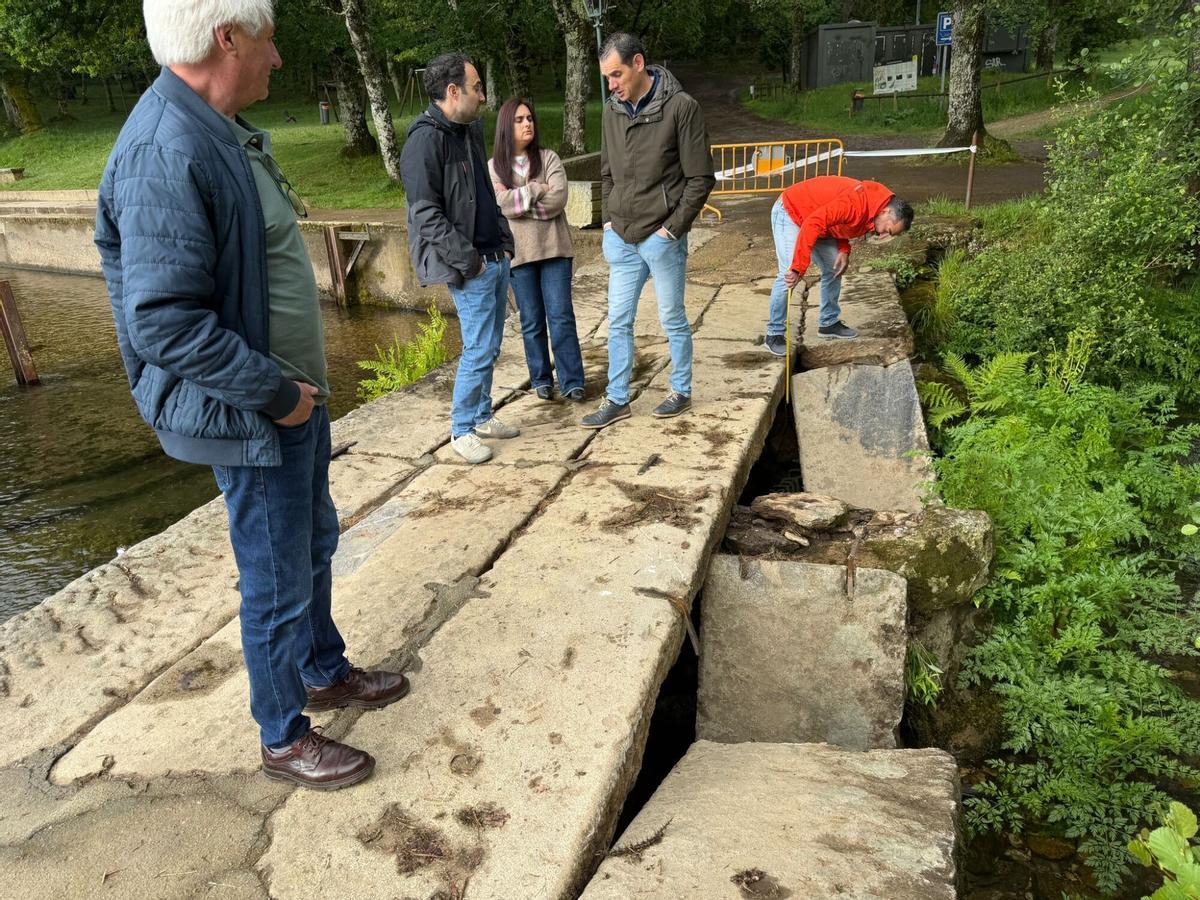 Concejales y técnicos sobre la pasarela de piedra durante su visita.