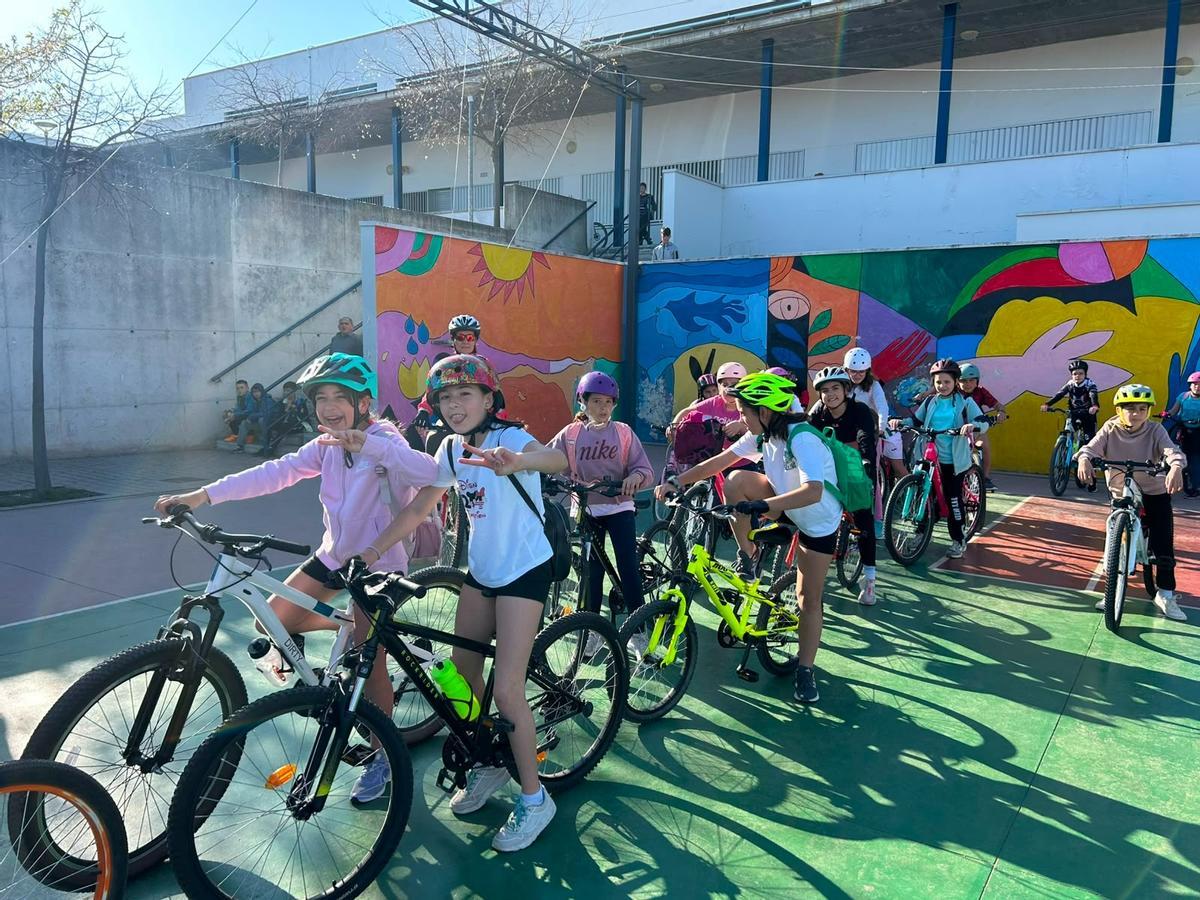La comunidad educativa del colegio Al-Yussana de Lucena realiza una actividad de difusión del medio natural.