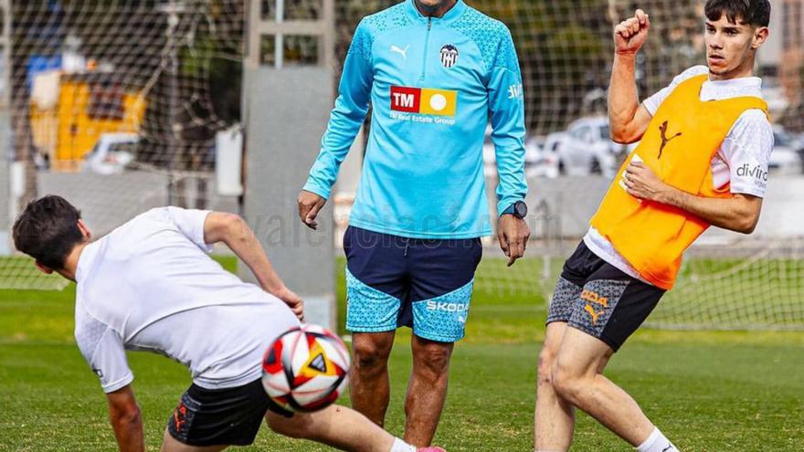 Angulo, en el centro, durante un entrenamiento del filial.  | VCF