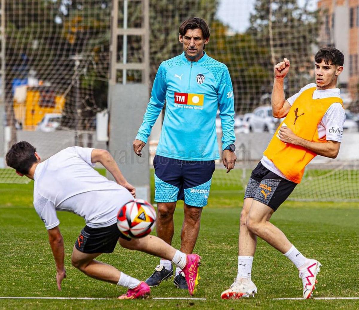 Angulo, en el centro, durante un entrenamiento del filial.  | VCF