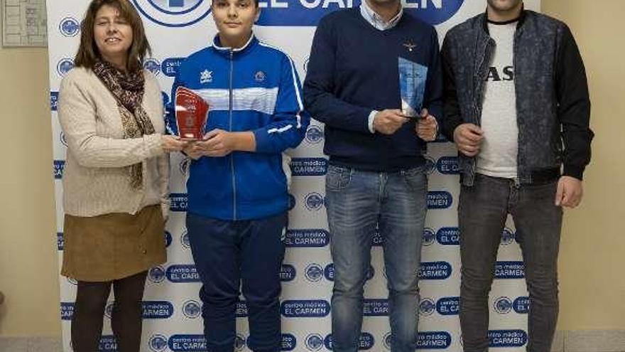 Los jugadores del Sala Ourense, con sus trofeos. // Enzo Sarmiento