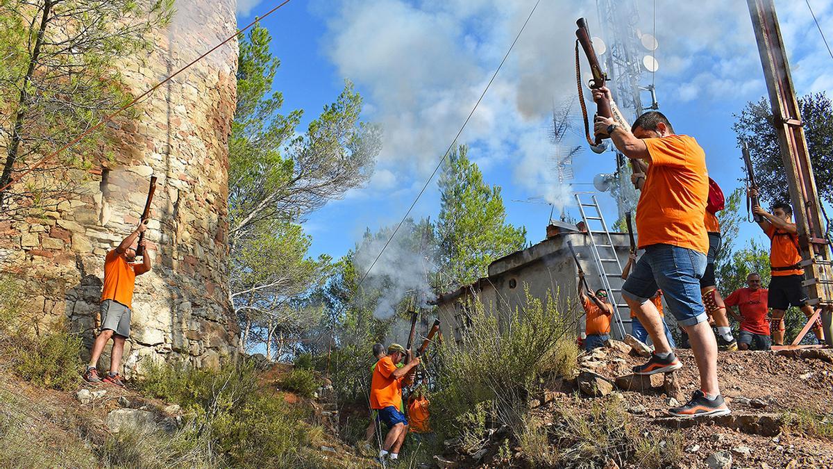 Súria hissa la senyera al turó de la Torre per celebrar l’11-S