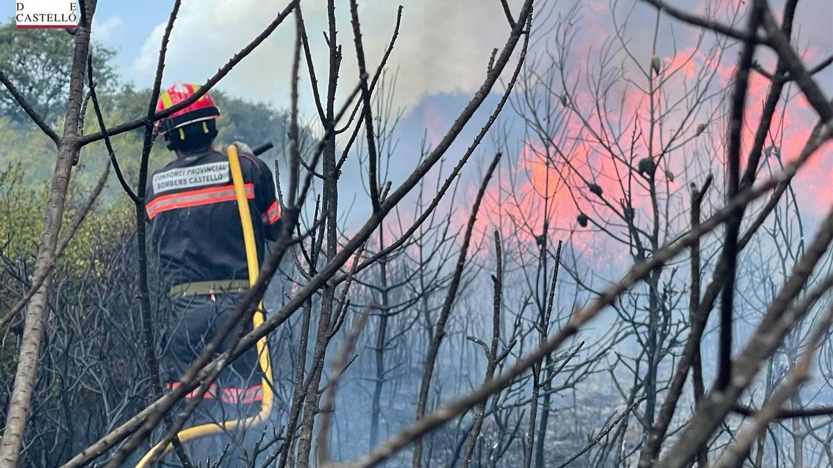 El humo obligó a regular el tránsito de la N-340 en Vila-real