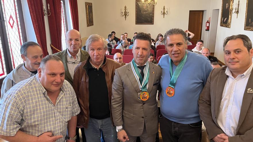 Las estrellas del cuadrilátero brillan en Cangas de Onís: Berdonce y Evangelista recibieron la medalla del Consejo Mundial de Boxeo