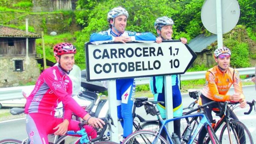 De izquierda a derecha, Santi Pérez, Carlos Barredo, Chechu Rubiera y Samuel Sánchez, junto a la señal que indica la dirección del puerto de Cotobello.