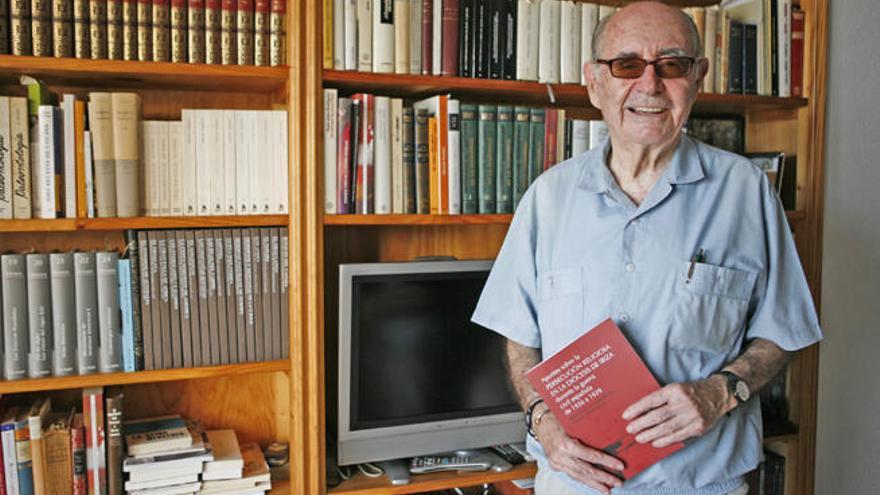 Mariano Llobet en su domicilio, con su libro ´Apuntes sobre la persecución religiosa en la diócesis de Ibiza durante la Guerra Civil´.