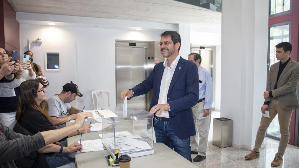 L’alcalde i candidat de Junts per Igualada, Marc Castells, votant diumenge | MANEL HIDALGO