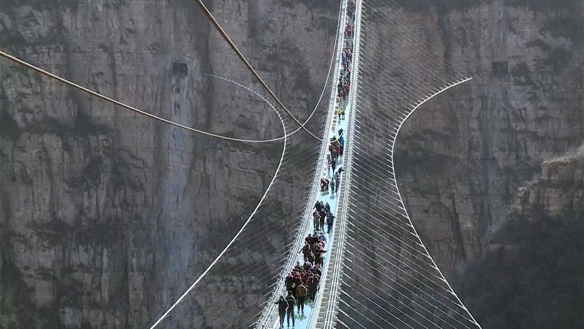 El pont de vidre més llarg del món, de 488 metres de longitud i suspès a 218 metres sobre una vall, es va inaugurar aquest cap de setmana a la província septentrional xinesa de Hebei.