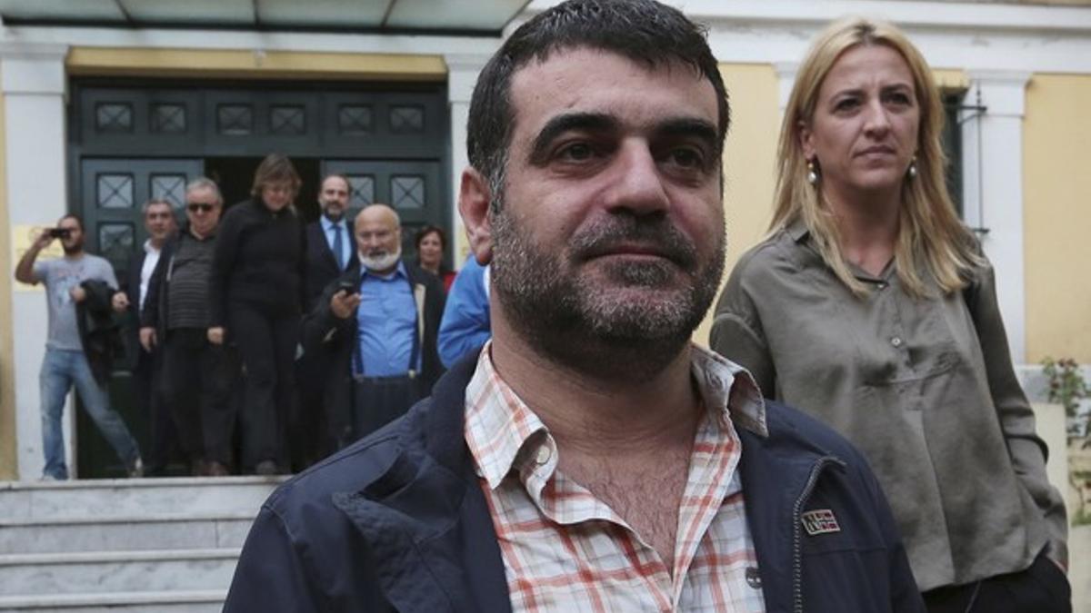 El periodista griego Costas Vaxevanis, tras su puesta en libertad con cargos, este domingo en Atenas.