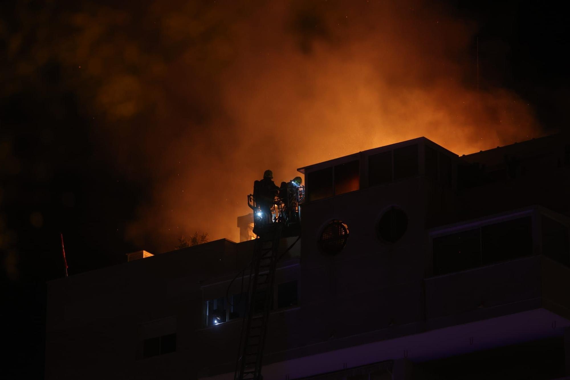 Aparatoso incendio en un piso de Playa de San Juan en Alicante