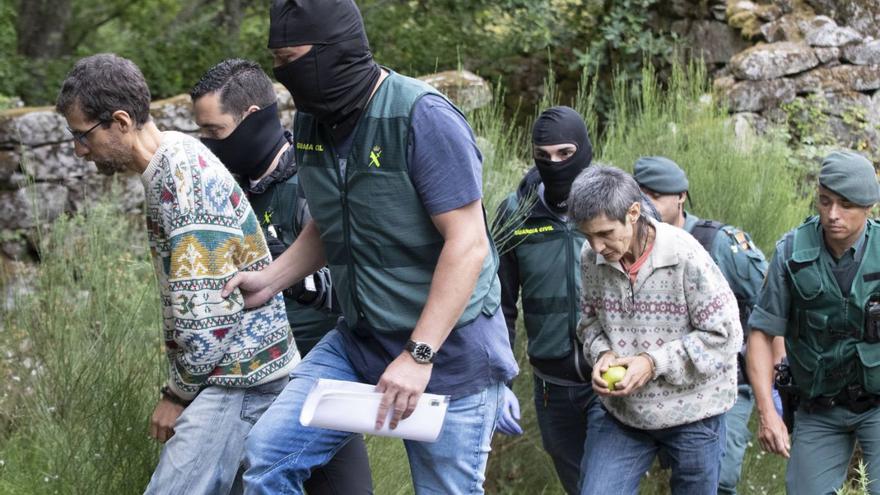 ‘Toninho’ García Matos y Asunción Losada, en 2019, durante el registro de su vivienda en la aldea abandonada de Baños, en Fornelos Montes. |   // RICARDO GROBAS