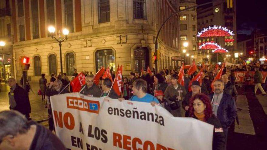 Manifestantes en su recorrido por el centro de Gijón.