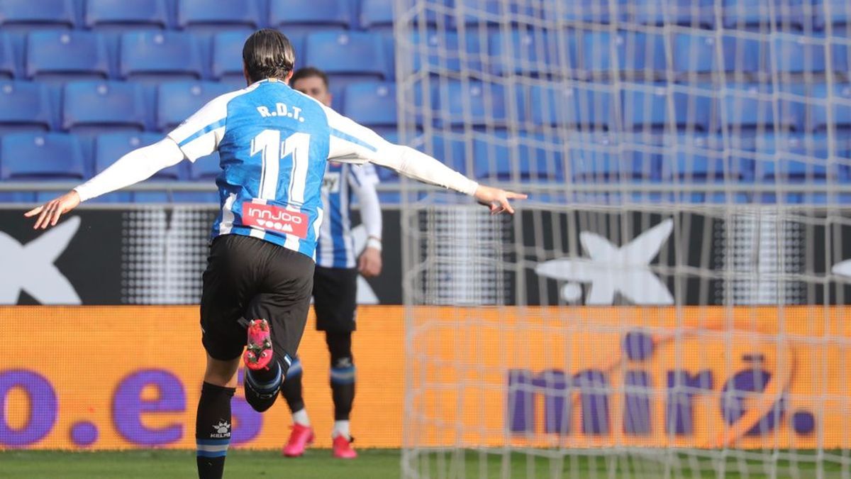 Raúl de Tomás corre a celebrar el gol con Embarba, el asistente.