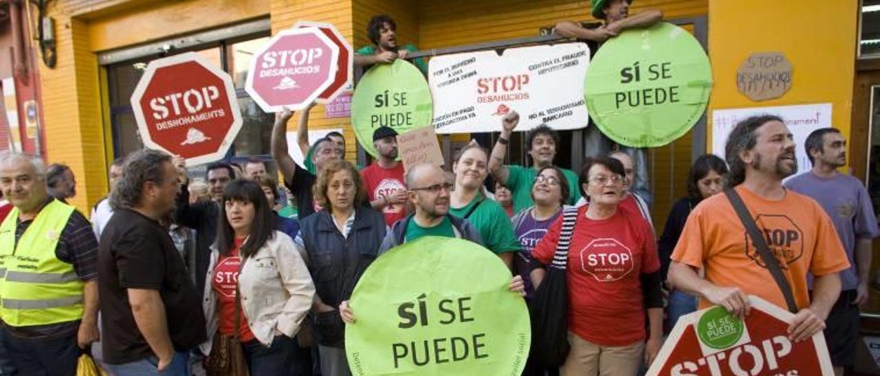 Miembros de la plataforma contra laos desahucios, en una protesta. daniel tortajada