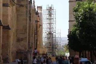 El andamio ya cubre por completo a San Rafael: toneladas de acero y 27 metros de altura para restaurar el Triunfo de la Puerta del Puente