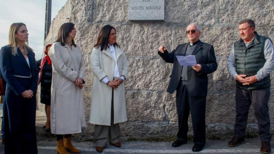 El homenaje al cura de Meis que se hizo esperar dos años y medio