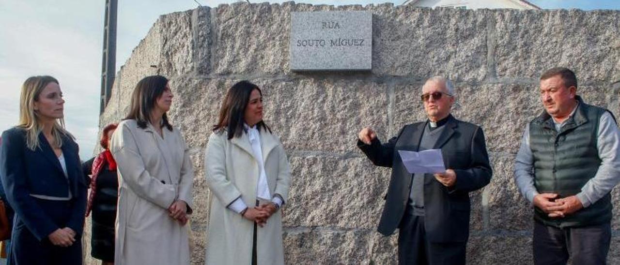 Souto Míguez, junto a la placa de la calle, entre Marta Giráldez y Silvino Magariños. |   // IÑAKI ABELLA