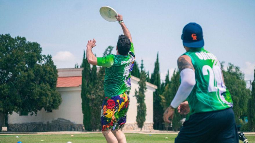 Un jugador caza un frisbee en el aire. | SMEJIAMPHOTOGRAPHY