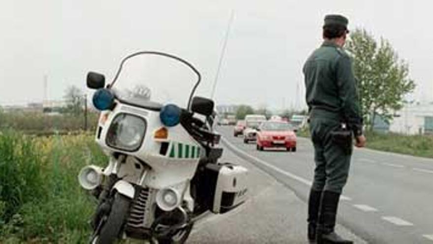 414 guardias civiles velan por la seguridad de las carreteras extremeñas durante el verano