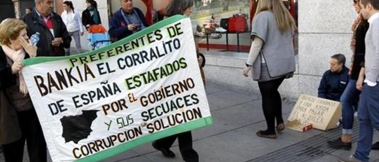 Afectados por las preferentes protestan en Madrid, en marzo del 2013.