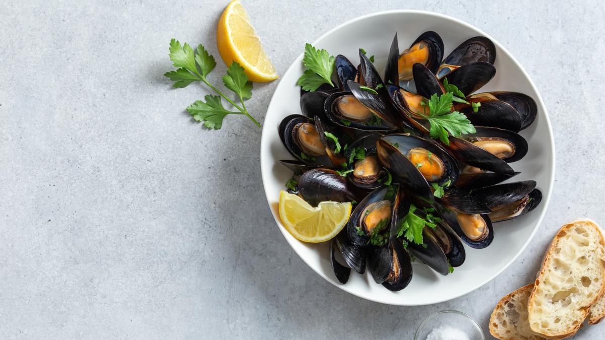 Un plato de mejillones al vapor.