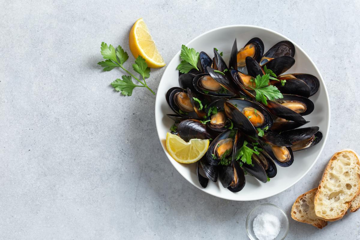 Un plato de mejillones al vapor.